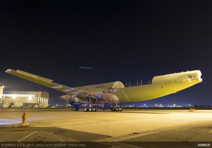 Hình ảnh các bộ phận chính, khung máy Beluga XL được lắp ráp tại kho chứa L34 của Airbus. Ảnh: Airbus.