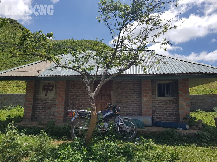 Bên hông căn nhà có một ngôi nhà nhỏ được tận dụng là phòng ngủ.