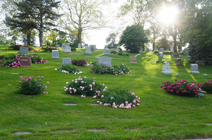 Forest Lawn Memorial Park cũng là nơi an nghỉ của nhiều ngôi sao hàng đầu trong làng giải trí Mỹ. Ảnh: Interment.