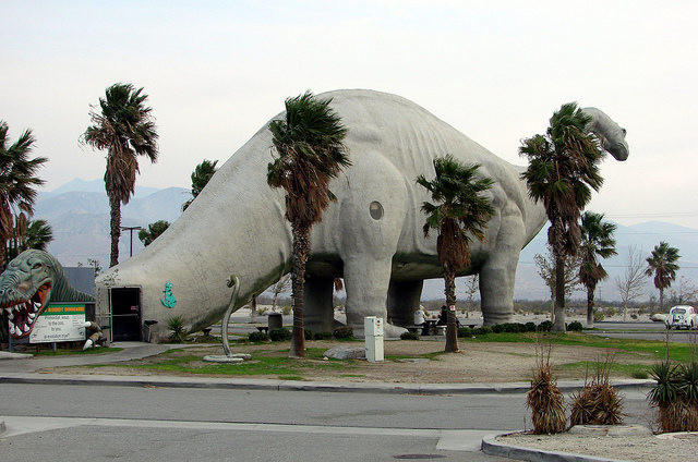 Ngôi nhà ở Cabazon (Caifornia, Mỹ) gây ấn tượng với hình dáng chú khủng long độc đáo.