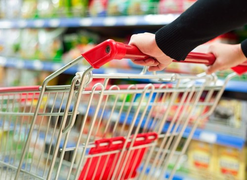 Phần lớn chúng ta có thói quen mua sắm tại một cửa hàng tạp hóa. Vì thế, hãy tìm một cửa hàng rẻ nhất gần nhà để tiết kiệm chi phí.