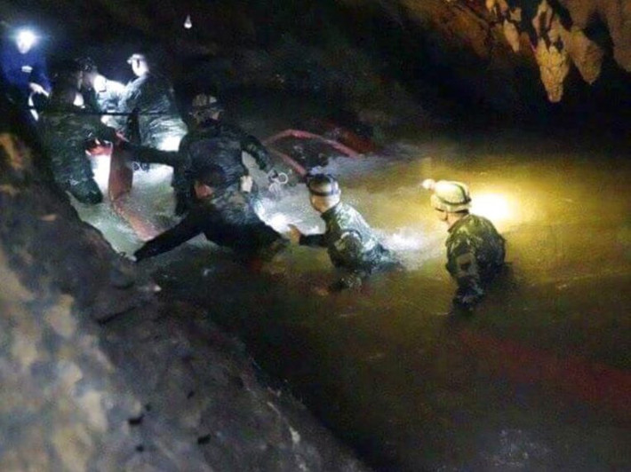Hôm qua, Thái Lan đã giải cứu được 3 thành viên đội bóng nhí và huấn luyện viên ra khỏi hang. Ảnh: Suntimes.