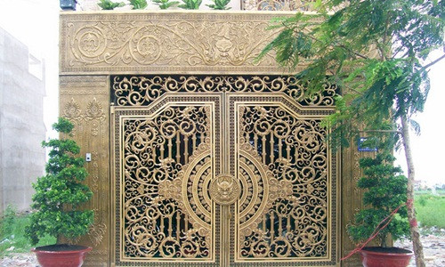 Cổng đúc nhôm giả cổ thể hiện sự sang trọng và nâng cao giá trị ngôi nhà. Ảnh: Cuaong.