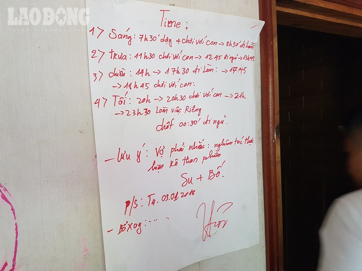 Điều đáng chú ý, trong căn nhà của Thuận có một bảng thời khóa biểu, trong đó có chi tiết thường xuyên "chơi với con".