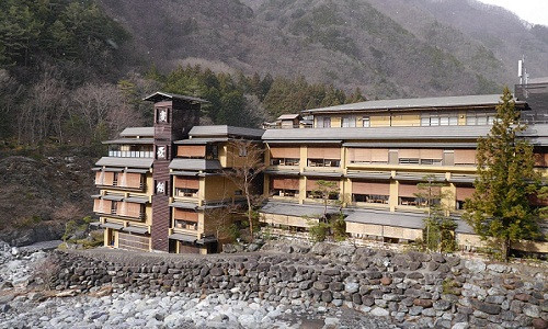 Khách sạn Nishiyama Onsen Keiunkan tại tỉnh Yamanashi (Nhật Bản) được ghi nhận là khách sạn lâu đời nhất thế giới với 1.313 năm tuổi.