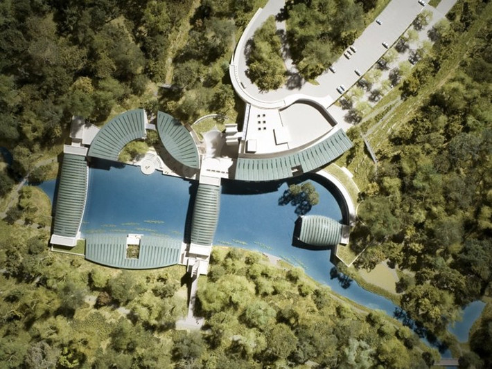Năm 2011, Alice Walton mở một bảo tàng có tên Crystal Bridges để trưng bày bộ sưu tập nghệ thuật trị giá 500 triệu USD của mình.