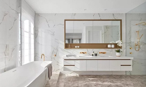 Biến gương soi thành điểm nhấn của không gian phòng tắm được nhiều gia đình trẻ lựa chọn.