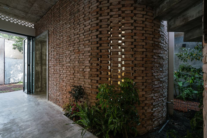 Ấn tượng nhất trong ngôi nhà phố sau cải tạo là mảng tường gạch không sơn trát dùng làm vách ngăn.