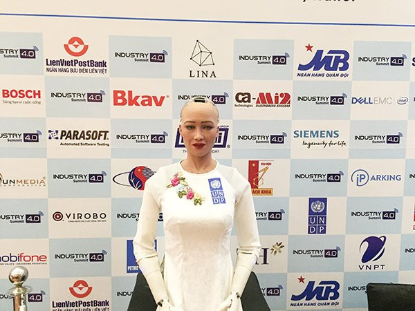 Sophia thể hiện khả năng giao tiếp ngôn ngữ và hình thể một cách tự nhiên trước hàng trăm đại biểu. Ảnh: Vietnamnet.