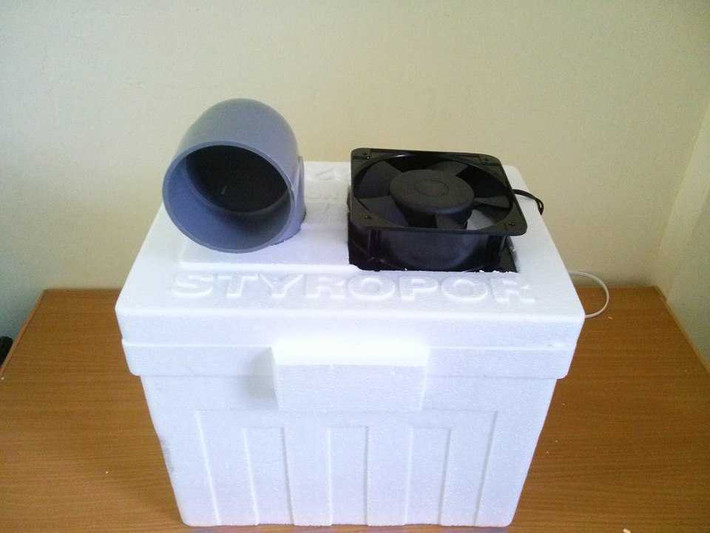 Chỉ với chiếc thùng xốp, quạt điện mini, một đoạn ống nhựa ngắn, keo dán với vài công đoạn đơn giản là cách mà nhiều người có thể tự chế ra điều hòa mát lạnh. Ảnh: VTC.