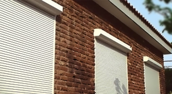 Cửa sổ cuốn là giải pháp bảo vệ cho cửa kính bên trong, thay thế các loại song sắt truyền thống. Ảnh: Cuwachomoinha.