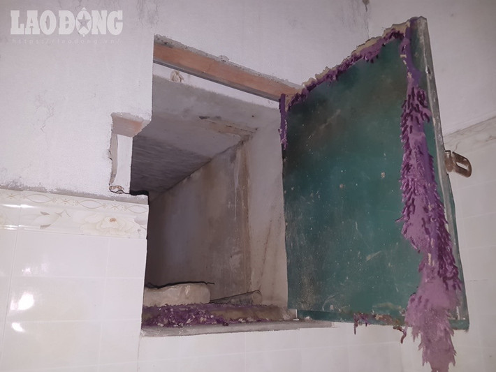 Một phía góc tường của mật đạo có đường hầm nhỏ nối ra bên ngoài.