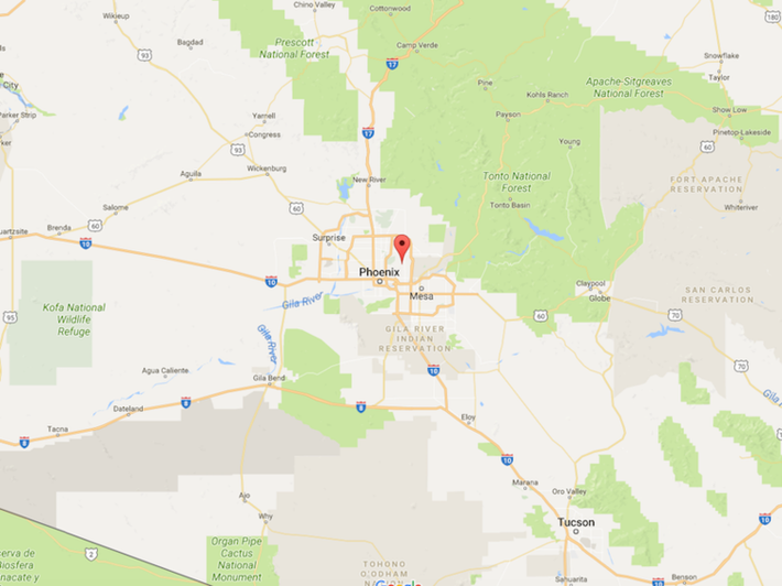 Ông có một ngôi nhà ở thung lũng Paradise, Arizona, gần núi Camelback.