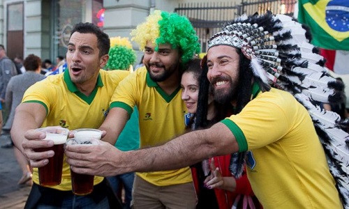Bia cũng là mặt hàng bán mặt hàng bán chạy bậc nhất mùa World Cup năm nay trên đường phố ở Nga. Ảnh: ABC News.