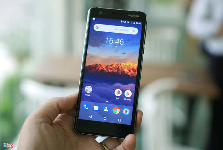 Cầm chiếc Nokia 3.1 trên tay, người dùng sẽ thấy được đường nét quen thuộc của model Nokia 3 năm ngoái. Điểm khác biệt dễ nhận thấy nhất là đường cắt kim cương chạy dọc khung máy và tỷ lệ màn hình 18:9, thay vì 16:9 như trước đây.