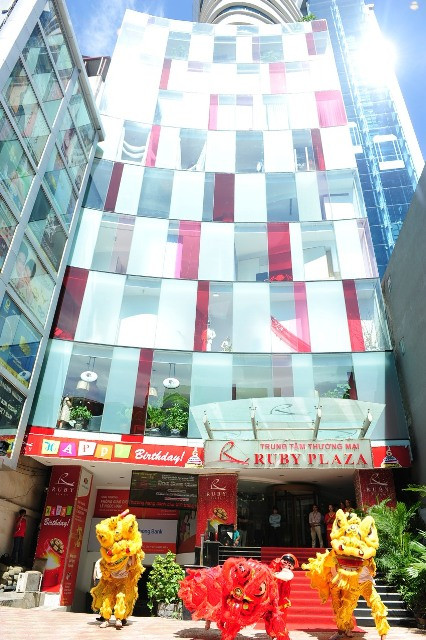 Tòa nhà Ruby Plaza thiết kế gồm hai khối nhà thống nhất. Trong đó, khối chính 16 tầng và khối 8 tầng chuyển tiếp ra mặt phố. Khu nhà có 2 tầng hầm và tầng dành cho các gian hàng thuê kinh doanh mỹ phẩm, trang sức và các khu văn phòng cao cấp hạng A. (Nguồn ảnh: Doji)