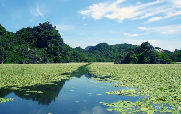 Hồ Quan Sơn (Mỹ Đức, Hà Tây), cách Hà Nội khoảng 45km. Khách có thể câu cá, đi thuyền ngắm cảnh hồ trong một ngày. Thời điểm tháng 9 đi đến Quan Sơn, hồ sẽ không còn sen nở. Giá vé thuyền chở thăm quan từ 120.000 đồng/thuyền (chở 4-5 người).