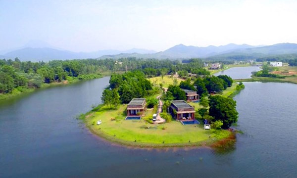 Nếu kinh phí không đủ để vào các khu Resort cao cấp ở Đại Lải (Vĩnh Phúc), bạn vẫn có thể đến đây và có một ngày vui chơi thoải mái. Các hoạt động như bơi thuyền ra đảo, đi xe trong rừng... gần gũi thiên nhiên. Để tiết kiệm chi phí, bạn có thể chuẩn bị đồ ăn từ nhà.