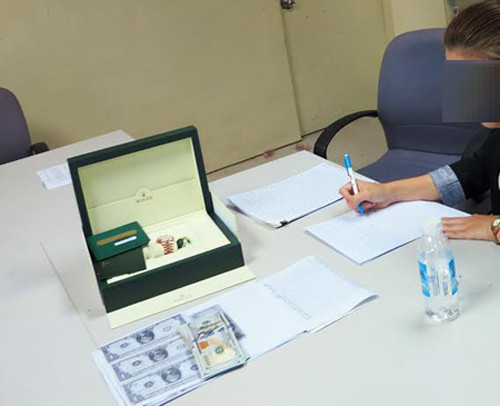 Sau khi làm thủ tục xuất cảnh, nữ Việt kiều làm thủ tục hoàn thuế theo đúng quy định. Tuy nhiên, sau đó, nữ Việt kiều trốn thuế đã tuồn chiếc đồng hồ Rolex gần tỷ đồng này cho người khác để mang trở lại nội địa. Sự việc đã bị cơ quan Hải quan phát hiện và có biện pháp xử lý.