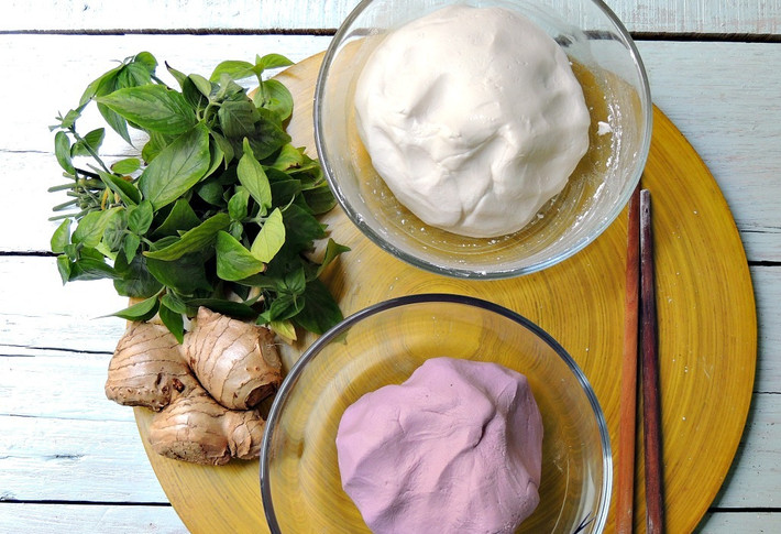 Bột bánh có màu tím đẹp mắt từ lá cẩm.