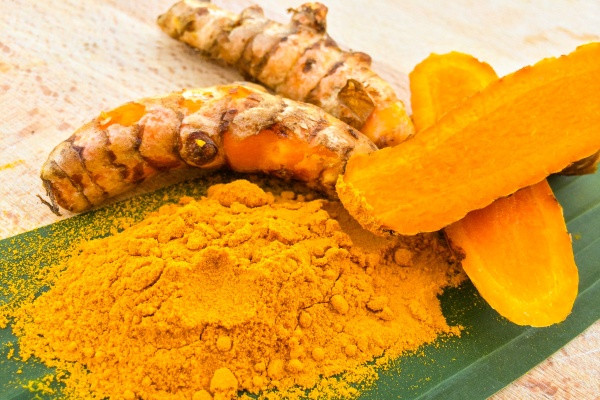 Bột nghệ tạo màu vàng tươi không khó kiếm và có giá khá rẻ so với các loại lá, cây tạo màu khác đang bán trên thị trường.
