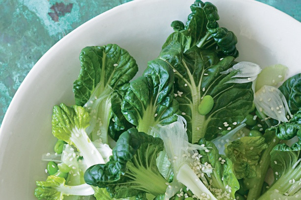 Rau cải thường được chế biến thành các món xào, luộc, salad trộn đẹp mắt và ngon miệng. Màu xanh của rau hầu như vẫn giữ nguyên khi chế biến.