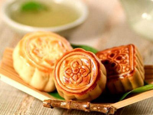 Bánh trung thu cổ truyền handmade có giá dao động từ 30.000 đồng trở lên.