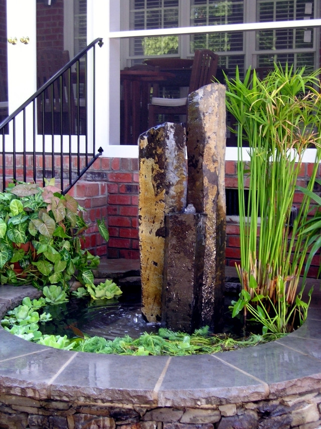 Một kiểu đài phun nước trồng thêm các loại thủy sinh ấn tượng.