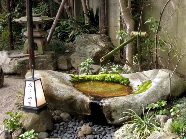Chút biến tấu đài phun nước bằng đá với ống nước bằng tre trúc, tạo cảm giác gần gũi, dung dị, thanh bình.