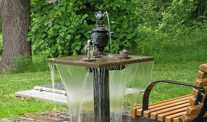 Một kiểu đài phun nước độc đáo khiến khu vườn thêm lạ mắt.