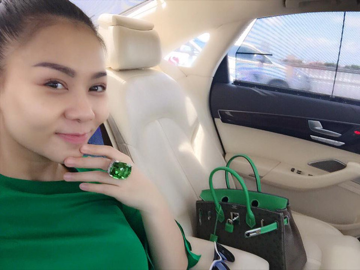 Trong tháng 7 vừa qua, nữ hoàng nhạc dance Thu Minh đã đăng tải hình ảnh "tự sướng" khi ngồi trên xe. Trong bức hình, các fan hâm mộ đã nhanh chóng nhận thấy một chiếc nhẫn ngọc lục bảo đắt tiền trên tay Thu Minh.