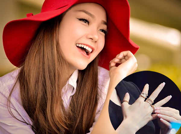 Ngày càng xinh đẹp, thay đổi phong cách thời trang thu hút, diễn viên - ca sĩ Minh Hằng thu hút mọi ánh nhìn với bộ nhẫn Chanel đắt tiền đeo trên tay khi cô ngồi ở vị trí giám khảo của chương trình truyền hình thực tế "Tôi là diễn viên".