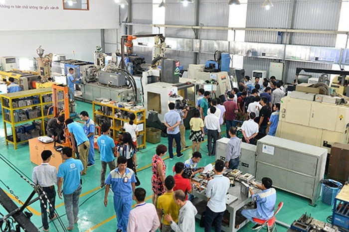 Nhà máy gia công cơ khí và nhà máy lắp rắp BPhone được nằm trên khu Mỹ Đình. Lần mở cửa này của Bkav đã nhận được sự chú ý lớn của cộng đồng công nghệ. Trước tiên, Bkav đưa các vị khách tới thăm nơi thao tác cho 200 chi tiết cơ khí được đưa vào một tiết diện nhỏ cỡ Bphone.
