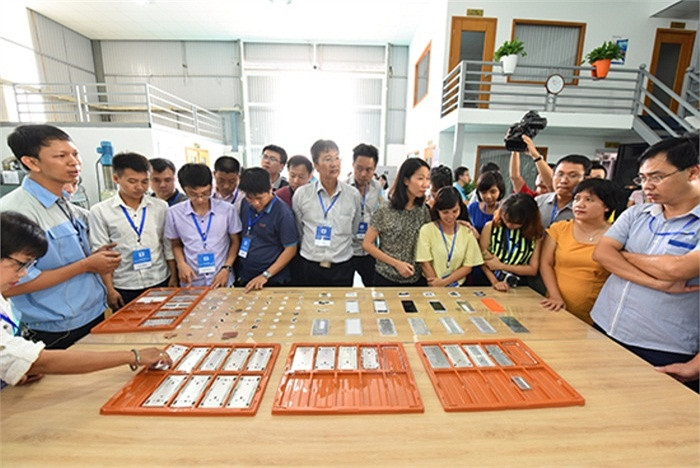 Sáng 19/8, Bkav quyết định"'mở cửa" nhà máy sản xuất Bphone của mình để truyền thông có thể tham quan và tìm hiểu. Đây được coi là một bước đi không ngoan của hãng khi đã khiến cho Bphone 'hot' trở lại