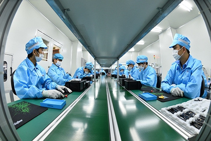 Tiếp đó, đoàn khách được đưa đến nơi lắp ráp điện tử để theo dõi kỹ hơn về các bo mạch của Bphone. Chiếc điện thoại này có tới 10 bo mạch với độ dày chỉ 0,8mm và kích thước 5cm mỗi chiều của Bphone là nơi chứa đựng 600 linh kiện điện tử.