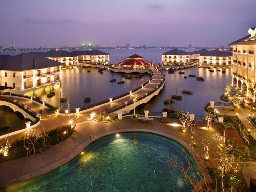 Khách sạn Intercontinental Hà Nội Westlake được xây dựng như một ốc đảo xinh xắn, nổi trên mặt hồ Tây. Toàn bộ khách sạn gồm 1 toà nhà chính và 3 toà biệt thự nằm riêng biệt trên mặt hồ với tổng số 359 phòng đều được xây theo lối kiến trúc lạ mắt.