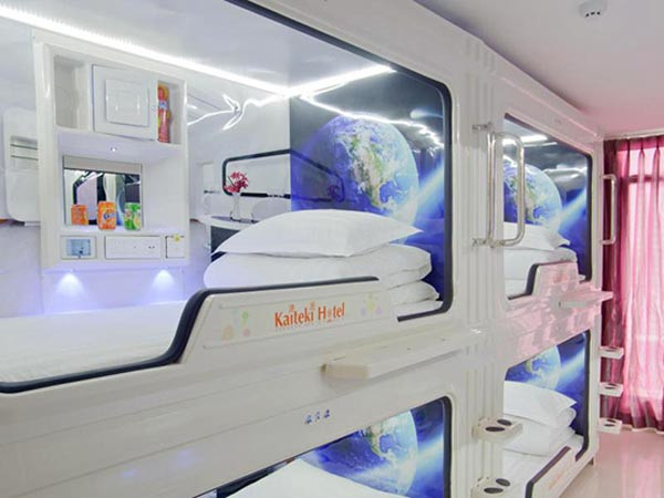 Giá phòng thường chỉ từ 130.000 - 150.000 đồng, khách sạn con nhộng tại Sài Gòn thiết kế khá lạ. Đây là hình thức Capsule hotel - loại hình khách sạn có phòng ngủ thiết kế dạng khoang kín giống như con nhộng, riêng tư và nhỏ gọn, vừa đủ để nghỉ ngơi.