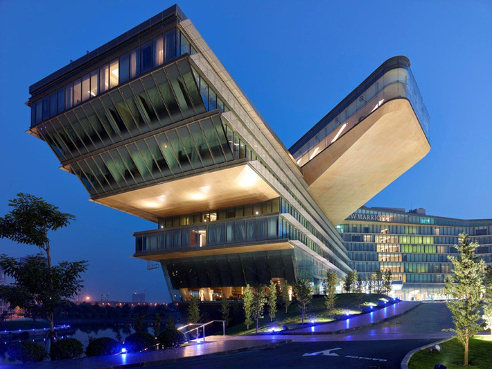 Điểm ấn tượng nhất của khách sạn Marriott Hà Nội là kiến trúc độc đáo mô phỏng hình ảnh “con rồng huyền thoại” bên bờ biển dài Việt Nam. Tác giả thiết kế là kiến trúc sư người Mỹ Carlos Zapata.