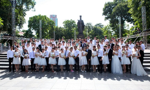Sáng nay 16/8, tại đường 19/2 (Hà Nội) đã diễn ra cuộc thi chạy Marathon Tình yêu - Thử thách và Lễ rước dâu tập thể với sự tham dự của 50 cặp đôi sắp cưới.