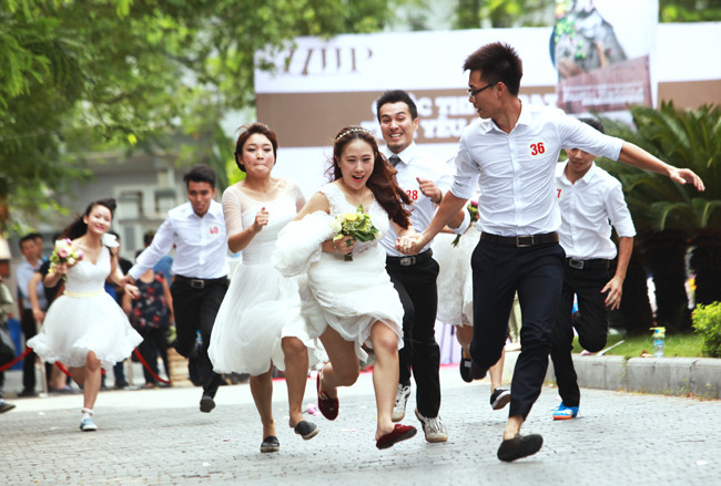 50 đôi cô dâu, chú rể có màn trổ tài cõng nhau chạy ở các cự li 50m và 100m trước sự chứng kiến của hàng trăm khán giả.