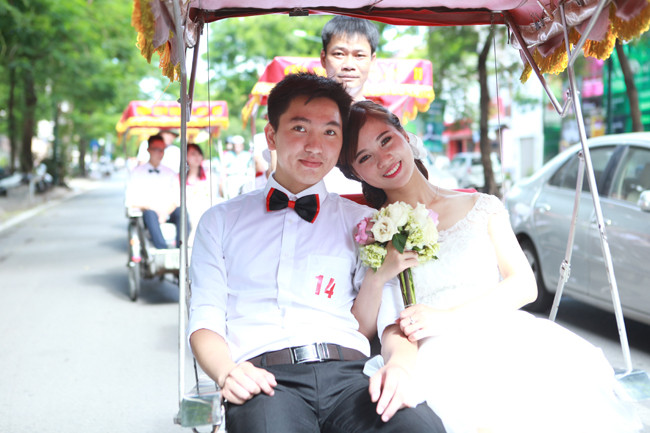 Tân lang, tân nương dạo qua những con phố đẹp nhất của thủ đô như : Lý Thường Kiệt, Hàng Bài, Tràng Tiền, Vườn hoa Lý Thái Tổ, Hai Bà Trưng...