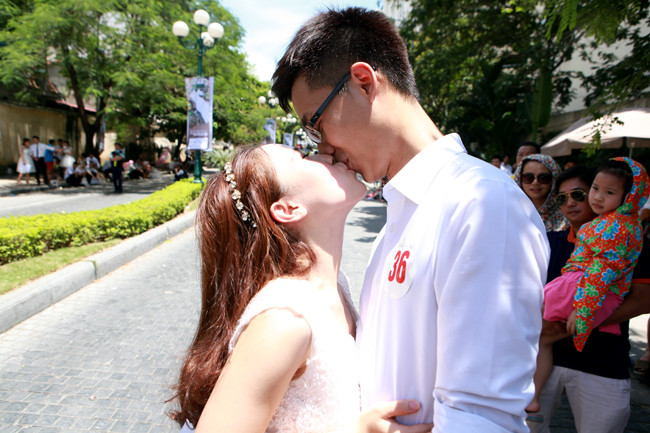 Cặp đôi Dương Hải Châu và Nguyễn Hồng Hải (Ba Đình, Hà Nội) đã được nhận giải thưởng là một chuyến du lịch trăng mật trọn gói 30 triệu đồng tại Malaysia.