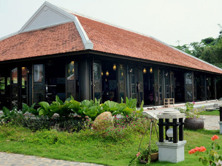 Lối thiết kế khu biệt thự dựa trên ý tưởng của kiểu nhà ba gian và nhà rường truyền thống.