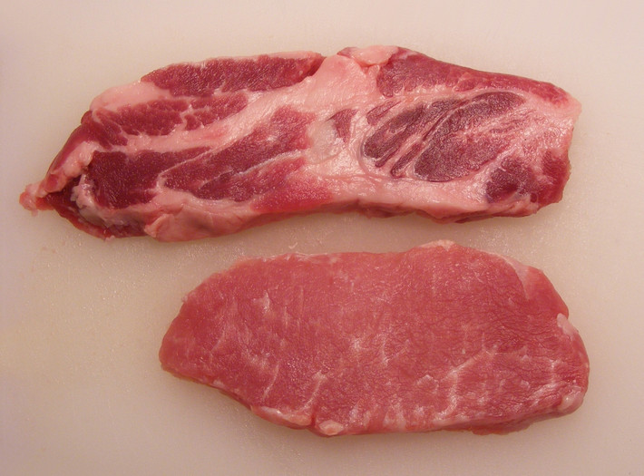 Những chú lợn đen Ibérico (Iberia) hay còn gọi là cái tên khác là “Pata Negra”. Chúng nuôi chủ yếu ở miền tây và tây nam Tây Ban Nha, bao gồm các tỉnh Salamanca, Ciudad Real, Cáceres, Badajoz, Seville, Córdoba.