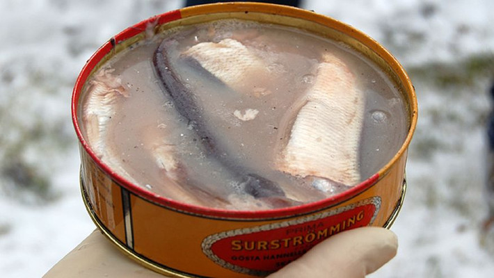 Món cá ươn đóng hộp Surstromming có nguồn gốc từ Thụy Điển có mùi nồng nặc và cực kỳ khó chịu. Cá được lên men trong vòng 7 tháng trông không hề ngon miệng. Tuy nhiên, nhiều người lại mê thưởng thức đặc sản này. Giá Surstromming dao động khoảng 15 USD/hộp.