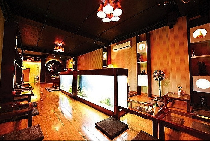Quán cafe được thiết kế không gian lãng mạn, sang trọng.