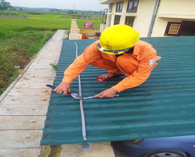 Mái lợp ở những khu vực gió lớn cần được gắn với khung nhà bằng loại đinh vít chắc chắn. Đối với các tòa nhà nằm gần biển, nên sử dụng loại ốc chống ăn mòn. Buộc chặt các vì kèo, đòn tay, rui, mè lại với nhau bằng dây kẽm 1-2mm.