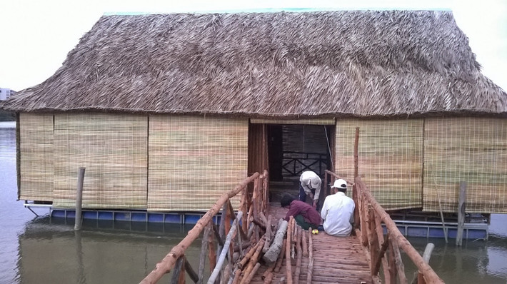 Với mái nhà lá, có thể đặt phên, liếp, lưới mắt cáo lên mái, rồi dùng thanh chặn gỗ và giằng chữ A, gia cố như nhà mái tôn, xi măng.