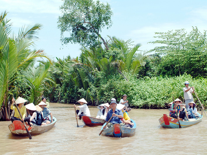 Hành khách có thể chọn tour du lịch trong một ngày đến các điểm sông nước miền Tây như Mỹ Tho, Châu Đốc. Khởi hành từ Tiền Giang đi Mỹ Tho trong ngày có giá trên dưới 300.000 đồng/người.