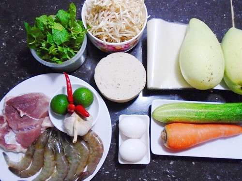 Nguyên liệu cho món nem rán tôm thịt: 800g thịt nạc vai xay nhuyễn (chọn thịt có chút mỡ dính, xay nhuyễn thì sẽ ngon hơn là chỉ có thịt không mỡ). 400g tôm. 40 chiếc bánh tráng đậu xanh. 1 củ cà rốt 150g. 1 củ khoai môn 250g. 1 củ hành tây 100g. 50g đậu xanh cà vỏ, 1 trứng gà, hành tím 50g, mộc nhĩ: 100g. 100g miến dong. Gia vị: Mắm, đường, bột canh, bột ngọt, tỏi, ớt, chanh, hạt tiêu. Rau sống để ăn cùng bún.